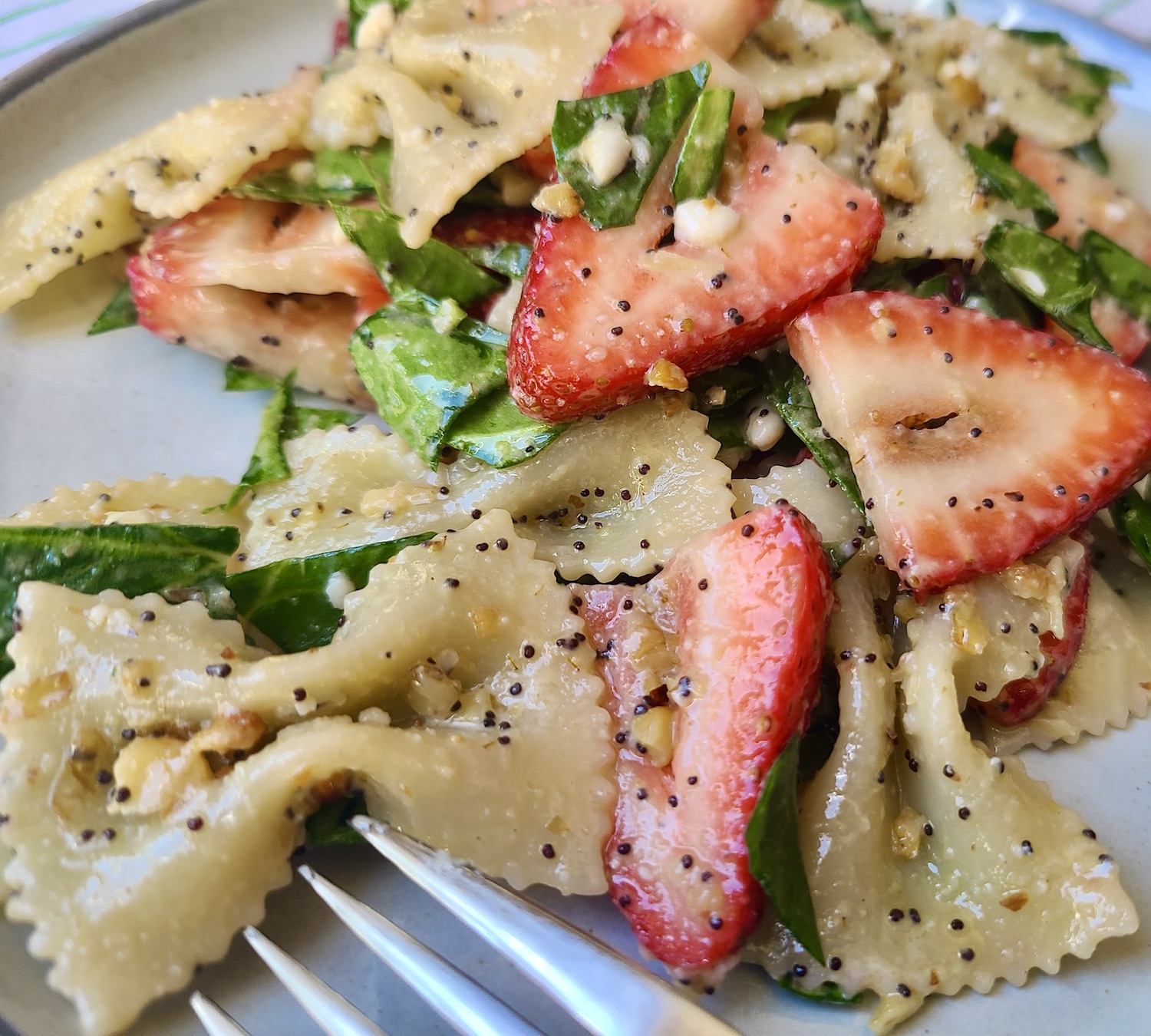 strawberry spinach pasta salad with orange poppy seed dressing Easy Strawberry Spinach Pasta Salad with Sweet Poppyseed Dressing!